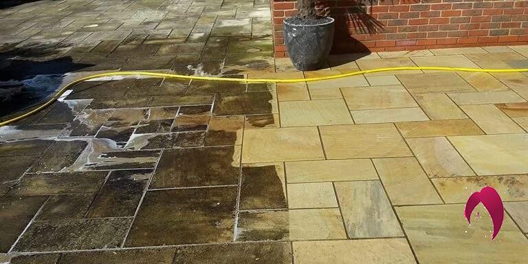 Comment nettoyer une terrasse noircie sans karcher