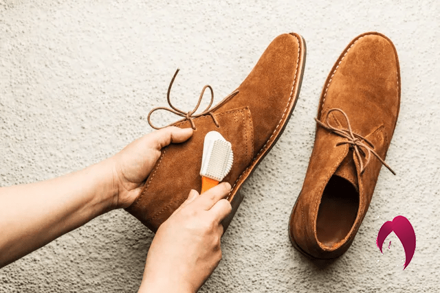 Nettoyer des chaussures en daim