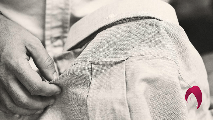 boucle au dos de la chemise