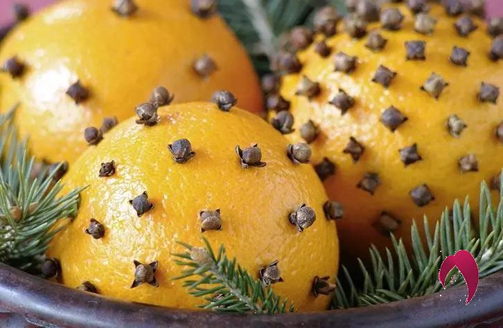 Mettez des clous de girofle dans une orange pour parfumer la maison !