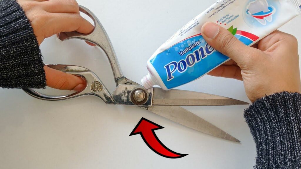 Comment Affûter vos Ciseaux avec du Dentifrice