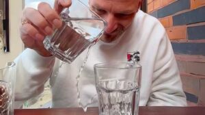 L’Astuce pour Verser un Liquide Sans en Mettre Partout.