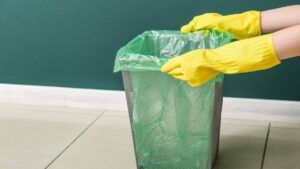 installer un sac-poubelle