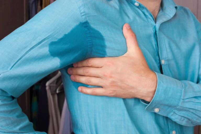 Astuce de grand-mère pour retirer une tache de transpiration