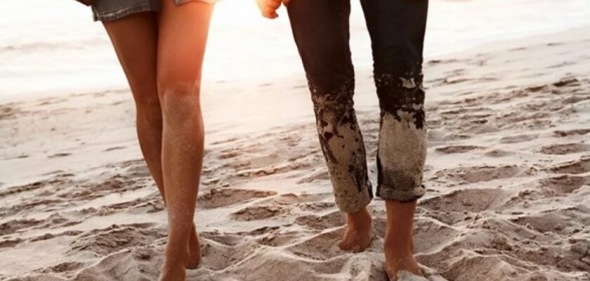 Marchez pieds nus sur le sable pour votre santé !
