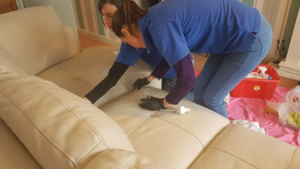 Comment nettoyer un fauteuil en cuir très sale ?