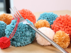 Comment faire un pompon avec une fourchette