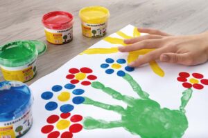 Des peintures à faire avec les mains et les pieds