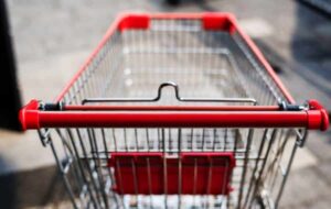 À quoi sert vraiment la boucle dans le caddie du supermarché