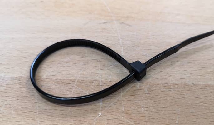 desserrer un collier de serrage plastique