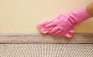 Comment nettoyer des plinthes en bois et des moulures efficacement ?