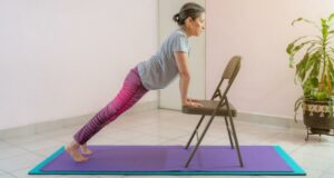 Yoga senior sur chaise