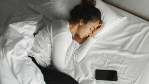 Dormir avec son téléphone sous l'oreiller