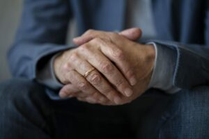 Tremblements des Mains chez les Personnes Âgées