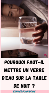 Un verre d'eau sur la table de nuit