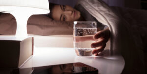Un verre d'eau sur la table de nuit