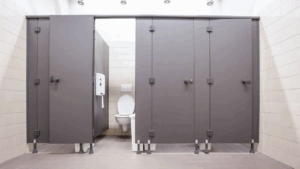 Pourquoi les portes des toilettes publiques ne touchent pas le sol