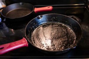 Pourquoi vous ne devriez jamais laver une poêle encore chaude
