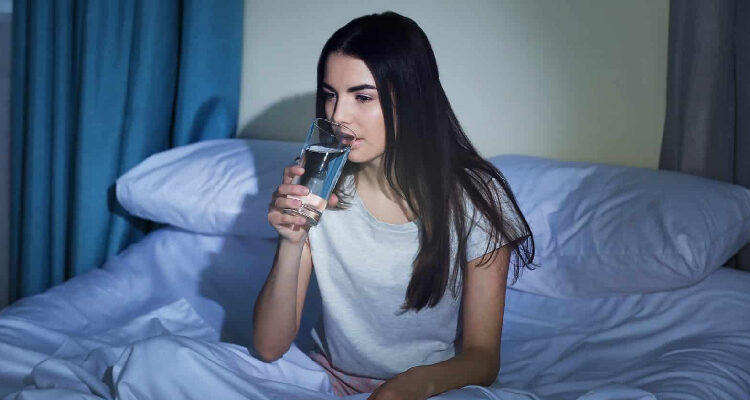 Pourquoi vous devriez boire de l'eau à jeun immédiatement après votre réveil