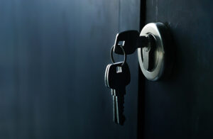 Pourquoi il ne faut jamais laisser la clé dans la serrure la nuit : 4 raisons à connaître