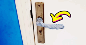 Pourquoi Certains Enveloppent Leurs Poignées De Porte Avec Du Papier Aluminium ?