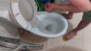 elle met du plastique sur sa toilette…
