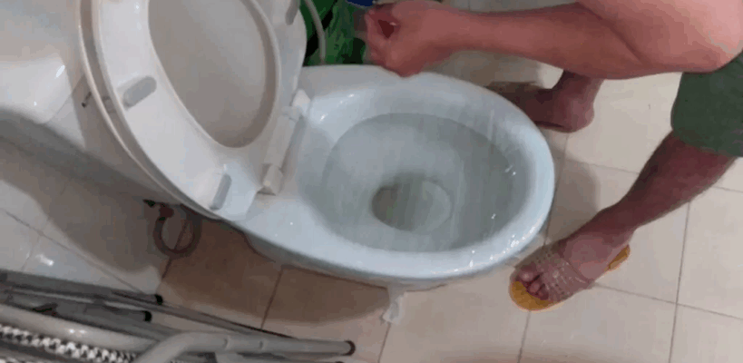 elle met du plastique sur sa toilette…