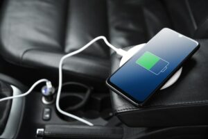 Charger son smartphone dans la voiture peut sembler pratique, notamment lors des longs trajets ou en cas d’urgence.