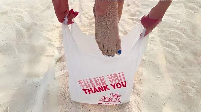 enlever le sable sur les pieds à la plage