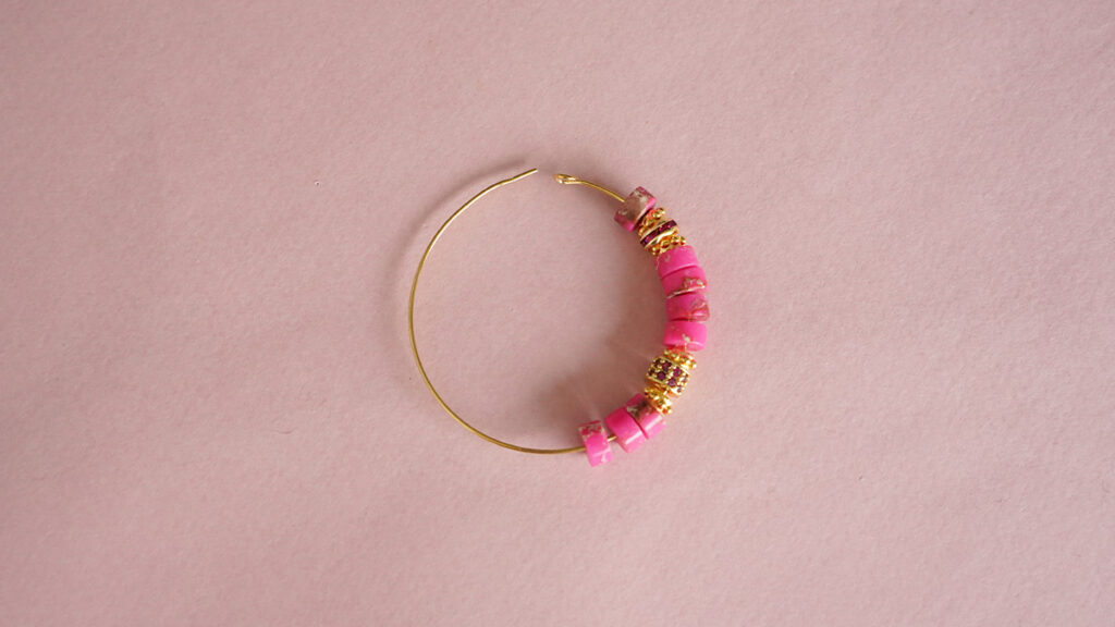 ✨ DIY créoles en perles de régalite rose