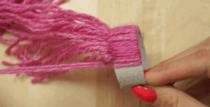 Elle fait des noeuds de laine sur un rouleau de papier, le résultat est incroyablement mignon!