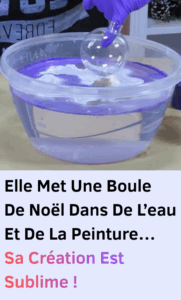 Une Boule De Noël Dans De L’eau