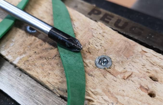 dévisser une vis abîmée