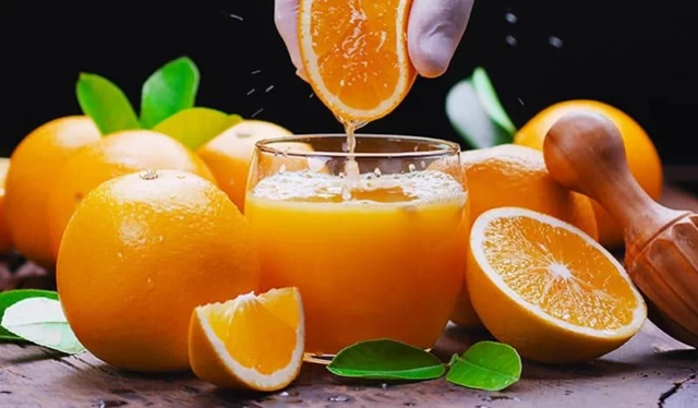 Faut-il mieux manger une orange ou boire son jus