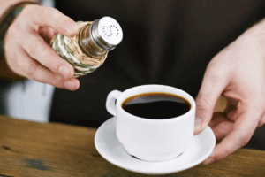 Une cuillère de sel dans le café