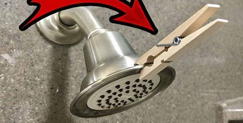 une pince à linge en bois au-dessus de la douche