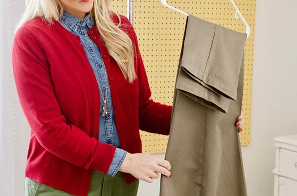 ranger correctement son pantalon sur un cintre