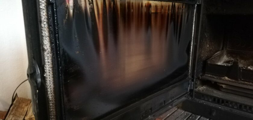 Vitre de cheminée noircie