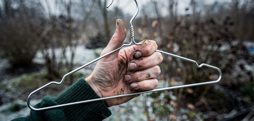 un vieux cintre en mangeoire pour oiseaux
