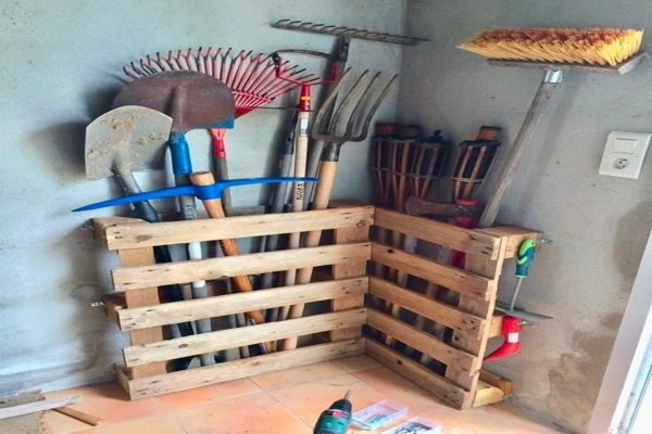 Rangez tous vos outils de jardin avec des palettes