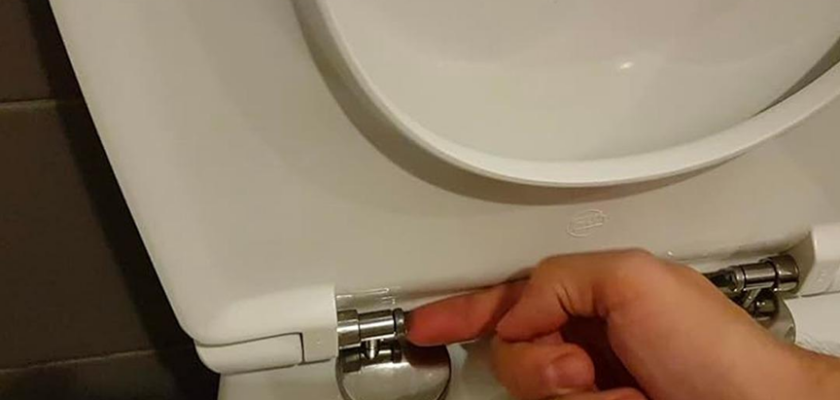 mécanisme sur l’abattant des WC