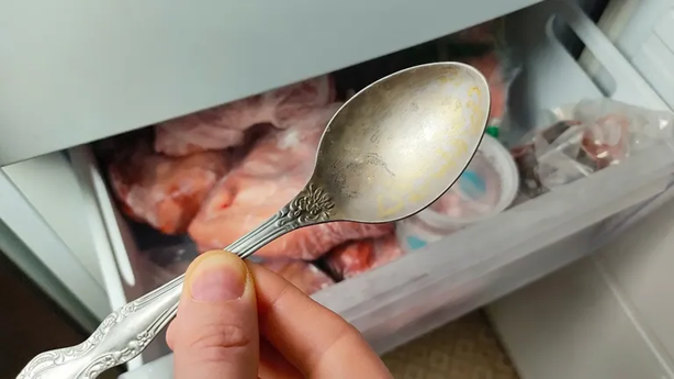 une cuillère au congélateur