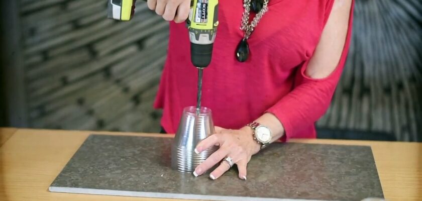 Elle perce 10 verres en plastique