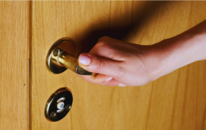 personnes qui vérifient toujours si la porte est fermée