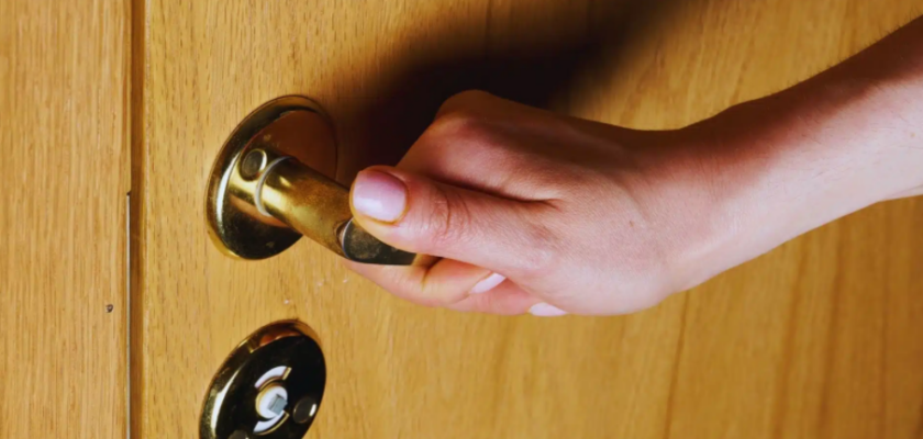 personnes qui vérifient toujours si la porte est fermée