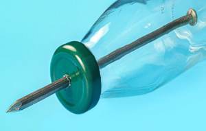 Un clou et une bouteille