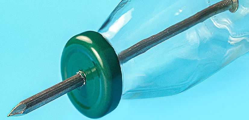 Un clou et une bouteille