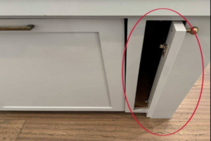 placard étroit dans la cuisine