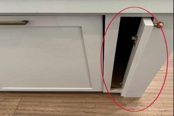 placard étroit dans la cuisine