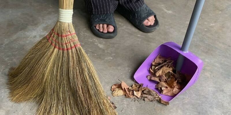 Bidon plastique : pelle de jardin